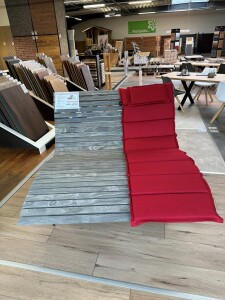 Das Waldsofa / Wellenliege, Motiv: Kreise (Holz: Accoya Color Gray - Durchgefärbt), 2 Untergestelle aus + Beschichtung / Oberfläche Grundiert + Pulverbeschichtet - DB 703 Anthrazit, Format ca.: B 148 cm x H 50,5 / 105 cm x T 152 cm, Aktion: 1499,- €