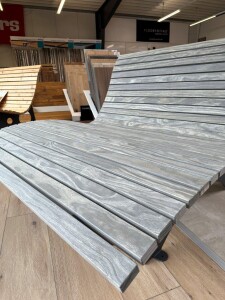 Das Waldsofa / Wellenliege, Motiv: Kreise (Holz: Accoya Color Gray - Durchgefärbt), 2 Untergestelle aus + Beschichtung / Oberfläche Grundiert + Pulverbeschichtet - DB 703 Anthrazit, Format ca.: B 148 cm x H 50,5 / 105 cm x T 152 cm, Aktion: 1499,- €