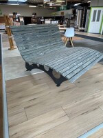 Das Waldsofa / Wellenliege, Motiv: Kreise (Holz: Accoya Color Gray - Durchgefärbt), 2 Untergestelle aus + Beschichtung / Oberfläche Grundiert + Pulverbeschichtet - DB 703 Anthrazit, Format ca.: B 148 cm x H 50,5 / 105 cm x T 152 cm, Aktion: 1499,- €